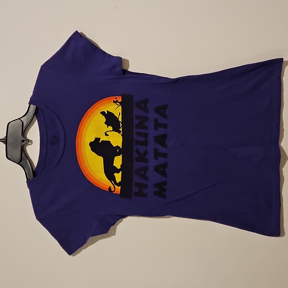 Disney The Lion King Hakuna Matata purple short sleeve graphic tee Girls Lrg.